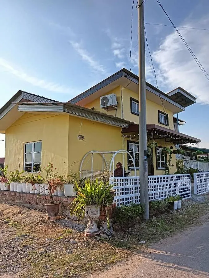 Homestay Kasih Alza -Ada 2 Unit - View Sawah Padi , Private Pool -Prefer Direct Booking- Malacca Holiday home